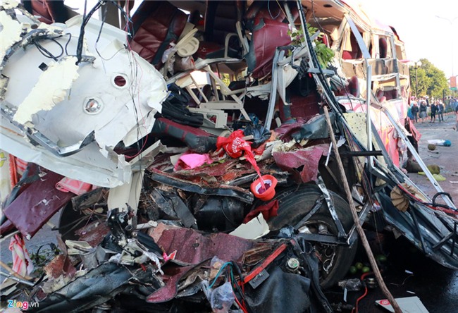 Xe dau keo chay 105 km/h khi doi dau oto khach khien 11 nguoi chet hinh anh 2