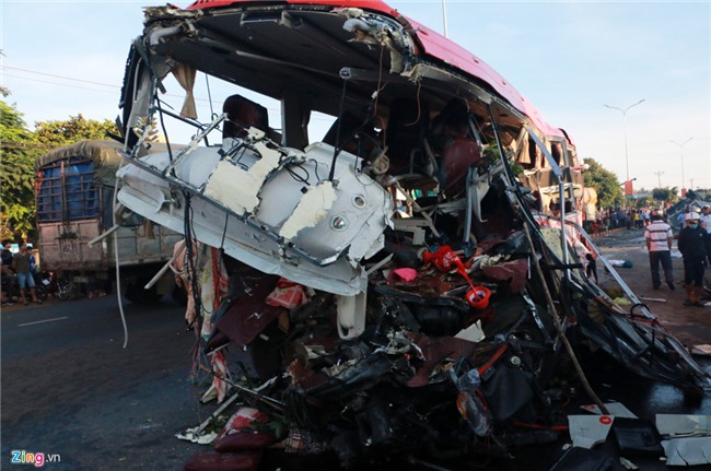Xe dau keo chay 105 km/h khi doi dau oto khach khien 11 nguoi chet hinh anh 5