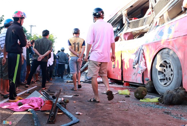 Xe dau keo chay 105 km/h khi doi dau oto khach khien 11 nguoi chet hinh anh 6