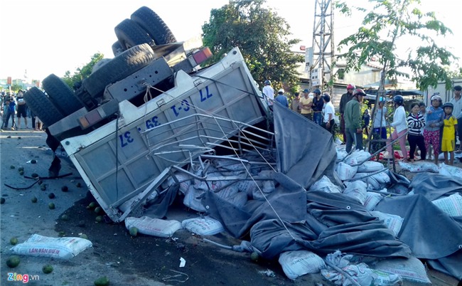 Xe dau keo chay 105 km/h khi doi dau oto khach khien 11 nguoi chet hinh anh 8