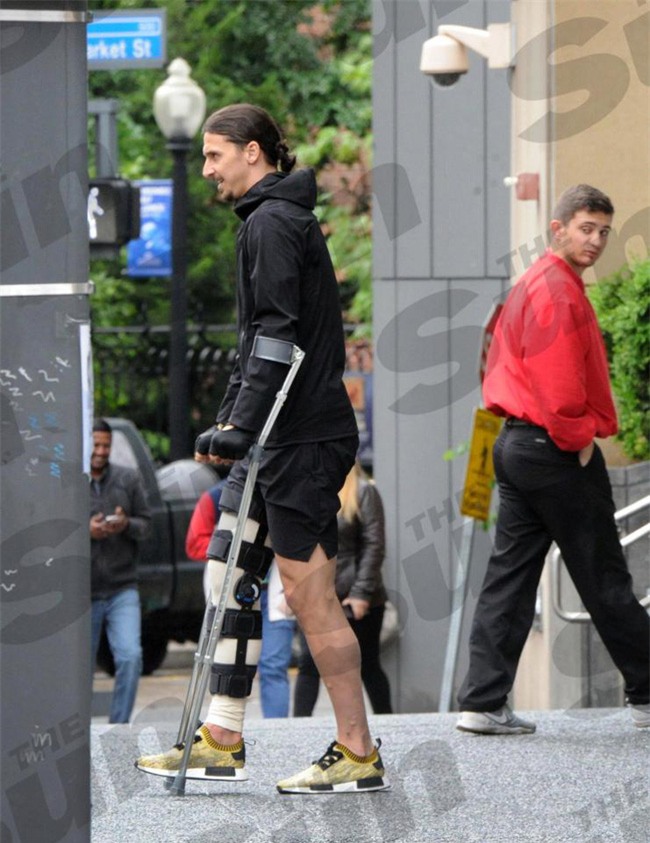Ibrahimovic băng bó một bên chân, phải đi nạng sau phẫu thuật - Ảnh 1.