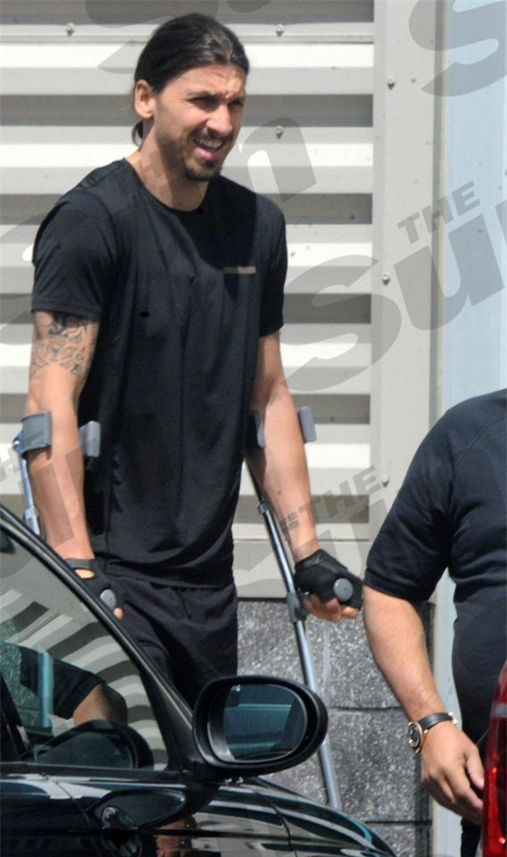 Ibrahimovic băng bó một bên chân, phải đi nạng sau phẫu thuật - Ảnh 2.