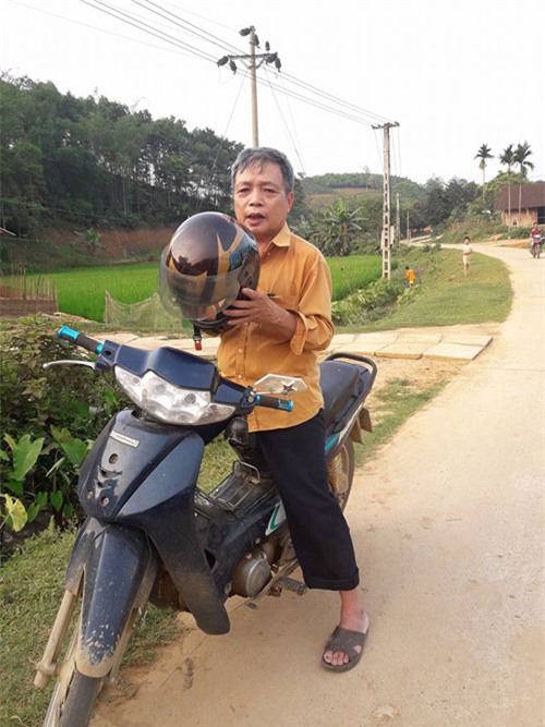 chuyen that nhu dua: chong di xe may roi mat vo giua duong khong biet - 1