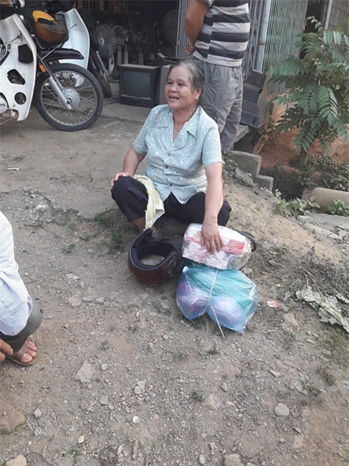 chuyen that nhu dua: chong di xe may roi mat vo giua duong khong biet - 2