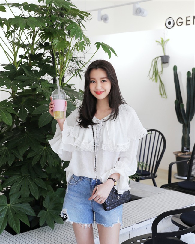 Diện váy áo ngày hè, cứ thêm những chi tiết bánh bèo này vào là đảm bảo xinh ngất ngây - Ảnh 2.