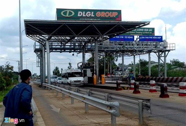 Xe tai lao nhu ten tong gay barie tram thu phi truoc khi dam oto khach hinh anh 1