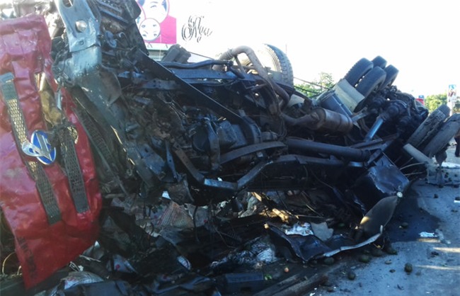 Xe tai lao nhu ten tong gay barie tram thu phi truoc khi dam oto khach hinh anh 2