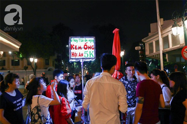 Những xe kem ống Hội An bảy màu giữa phố đi bộ tô thêm niềm vui giản dị cuối tuần - Ảnh 1.