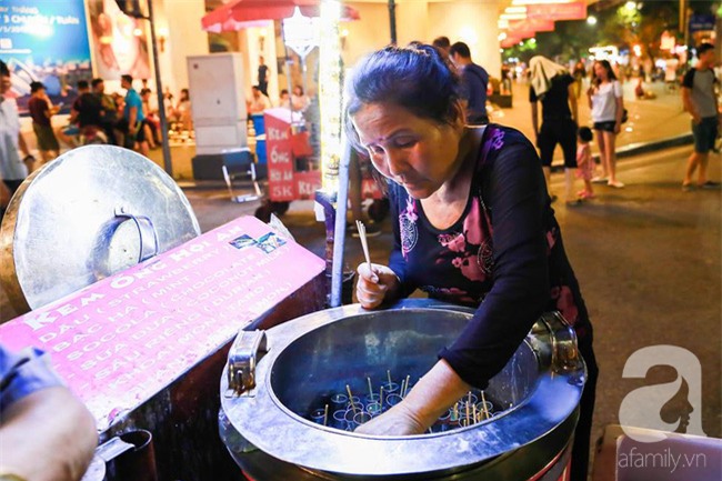 Những xe kem ống Hội An bảy màu giữa phố đi bộ tô thêm niềm vui giản dị cuối tuần - Ảnh 11.