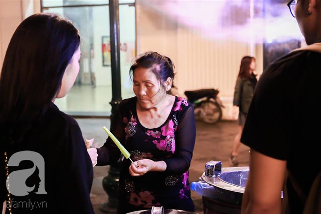 Những xe kem ống Hội An bảy màu giữa phố đi bộ tô thêm niềm vui giản dị cuối tuần - Ảnh 12.