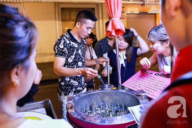 Những xe kem ống Hội An bảy màu giữa phố đi bộ tô thêm niềm vui giản dị cuối tuần - Ảnh 2.