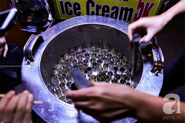 Những xe kem ống Hội An bảy màu giữa phố đi bộ tô thêm niềm vui giản dị cuối tuần - Ảnh 3.