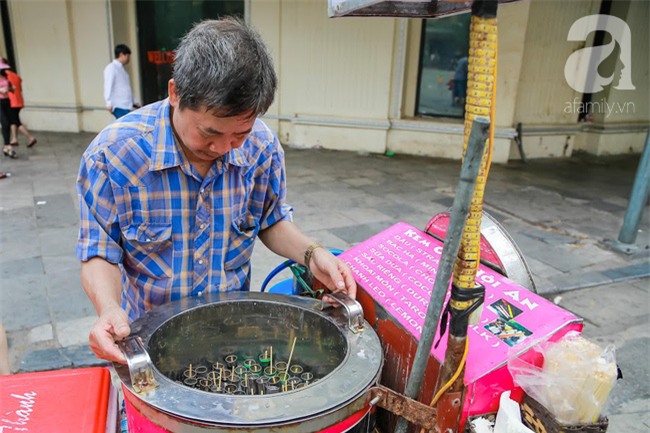 Những xe kem ống Hội An bảy màu giữa phố đi bộ tô thêm niềm vui giản dị cuối tuần - Ảnh 5.