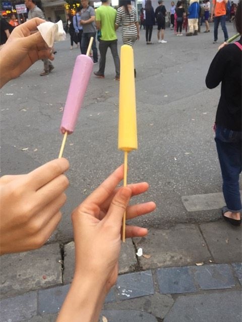 Những xe kem ống Hội An bảy màu giữa phố đi bộ tô thêm niềm vui giản dị cuối tuần - Ảnh 7.