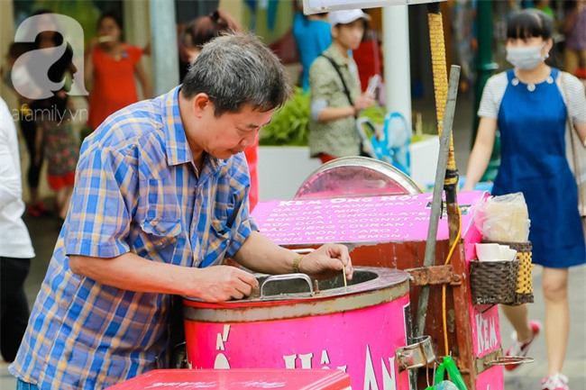 Những xe kem ống Hội An bảy màu giữa phố đi bộ tô thêm niềm vui giản dị cuối tuần - Ảnh 8.