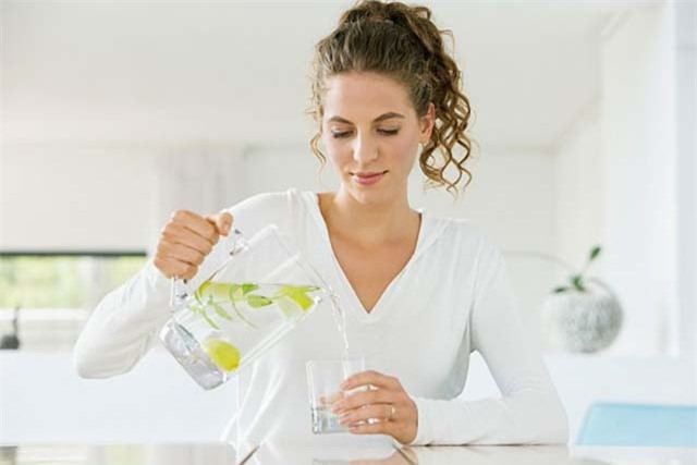 Điều gì sẽ xảy ra khi uống nước chanh ấm vào 7h sáng, 11h30 sáng, 5h30 chiều và 8h tối? - Ảnh 2.
