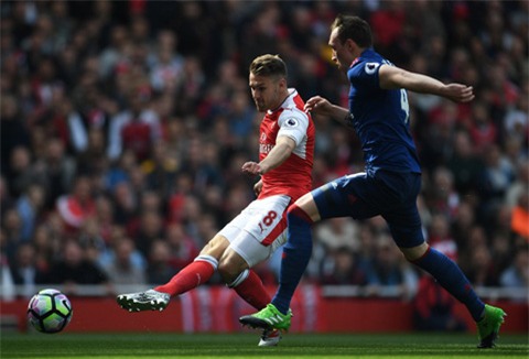 Ramsey bị từ chối bàn thắng vì phản xạ quá nhanh của De Gea