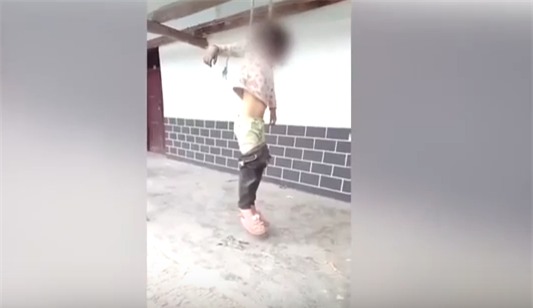 Bé gái 8 tuổi bị bố treo cổ vì làm rách thỏa thuận ly hôn - Ảnh 1.