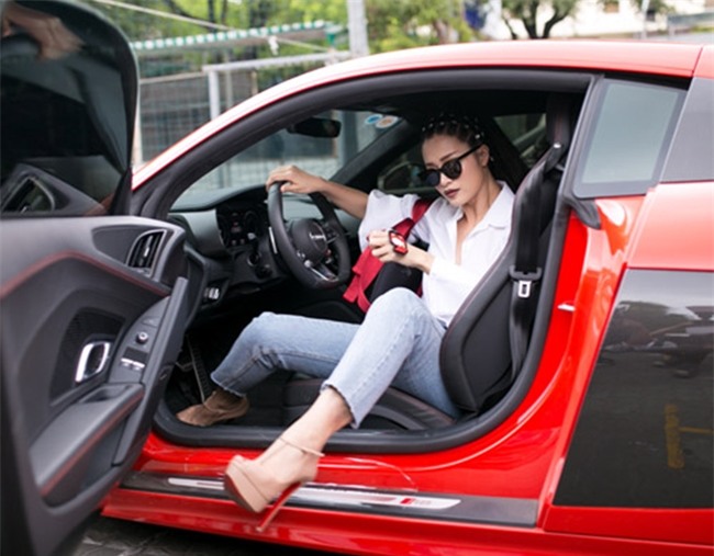 sao "cuoi" xe tien ty di cham thi: ha ho "chua la gi" voi thu minh hinh anh 8