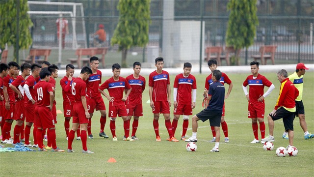 HLV Hoàng Anh Tuấn chọn cầu thủ dựa vào phong độ chứ không phải dựa vào tên tuổi (ảnh: Gia Hưng)