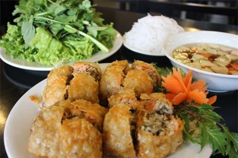 Nem cua bể là món ăn vô cùng hấp dẫn