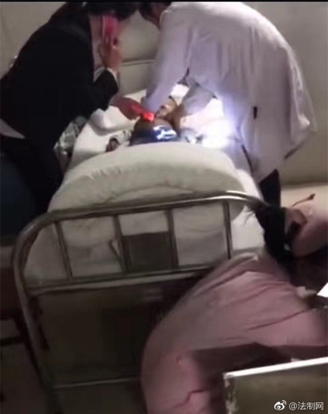 Trung Quốc: Ăn cơm chậm, bé trai 3 tuổi bị mẹ ruột lôi vào nhà vệ sinh dọa dẫm, đánh đập đến chết - Ảnh 1.