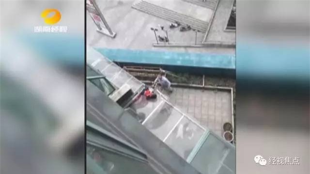 Con 3 tuổi rơi xuống từ tầng 10 nguy kịch, bố mẹ ngủ say không hay biết - Ảnh 1.