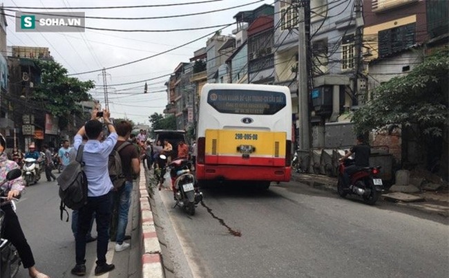 Hà Nội: Văng sang làn đường ngược chiều sau va chạm, nam thanh niên bị xe buýt cán tử vong