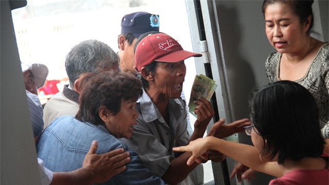 Dân phe còn chen lấn ngay tại quầy bán vé