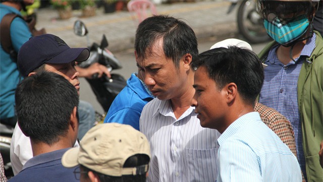 Người đàn ông này bị mọc túi mất điện thoại trong khi đang xếp hàng mua vé