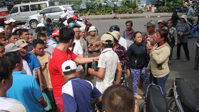 Tình trạng lộn xộn tạo cơ hội cho kẻ gian móc túi, móc ví người xem