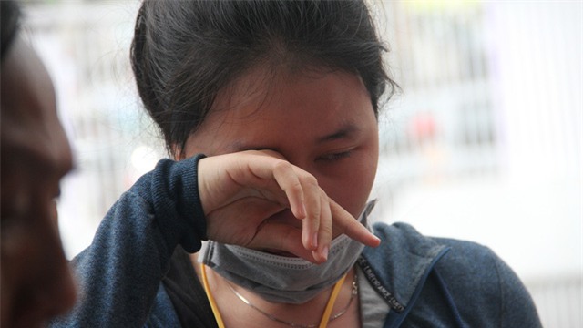 Người hâm mộ chân chính hiếm hoi chen được vào quầy vé, phải rơi nước mắt vì chờ cả ngày nhưng lại để rớt mất phiếu mua vé