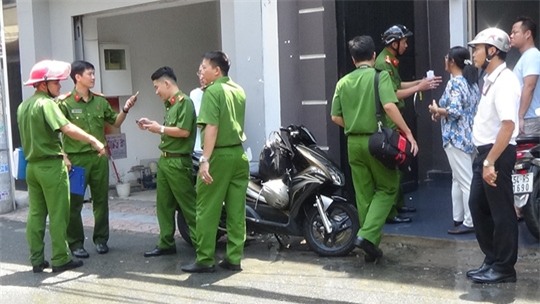 hai dien vien suyt chet vi mac ket trong phong long tieng bi chay hinh anh 2