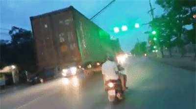 Clip thót tim: Xe chở thùng hàng container lơ lửng như làm ảo thuật giữa đường phố - Ảnh 2.