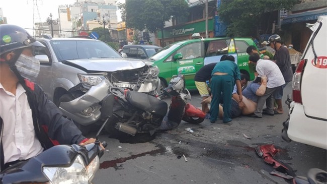 Nan nhan hon 100 kg mac ket giua 2 oto sau cu tong lien hoan hinh anh 1