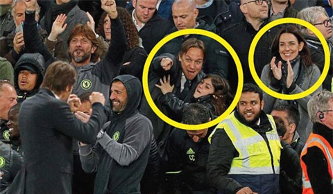 Conte ăn mừng trước sự cổ vũ của vợ và con gái