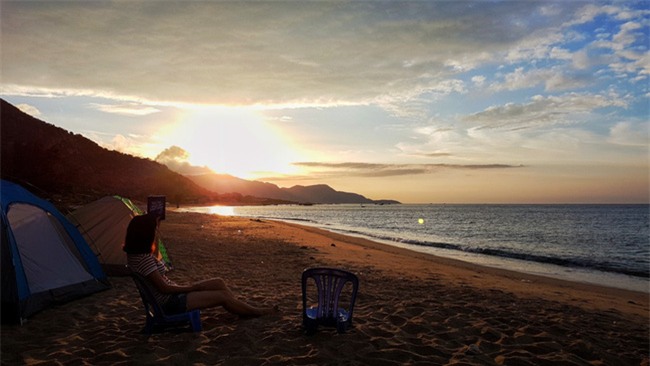 Cắm trại đêm, đón bình minh ở biển Vĩnh Hảo - Ảnh 8.