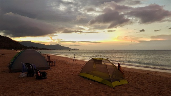 Cắm trại đêm, đón bình minh ở biển Vĩnh Hảo - Ảnh 9.
