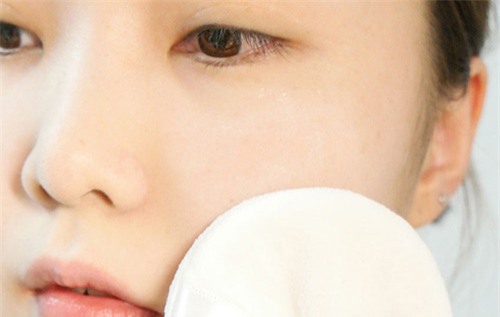 dung phan rom rua mat co the giup ban duong da trang sang va lop nen ben chat ca ngay - 4