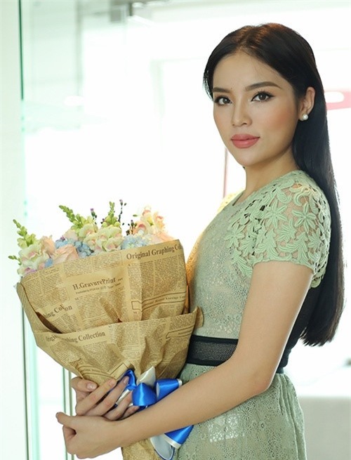 My nhan Viet va guong mat cung do nhu tuong sap hinh anh 3