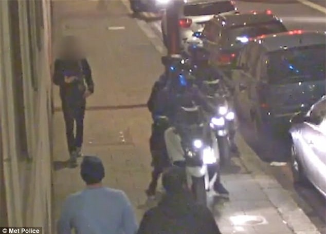 Khach du lich o Anh bi bang cuop bao vay giua pho hinh anh 1