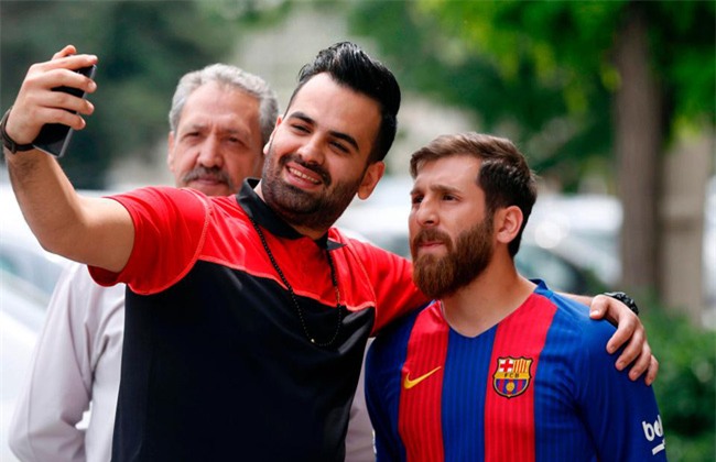 Sinh viên người Iran bị cảnh sát bắt giữ vì quá giống Messi - Ảnh 3.