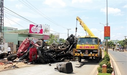 Lực lượng chức năng đến giải phóng hiện trường vụ tai nạn. Ảnh: Kim Văn.