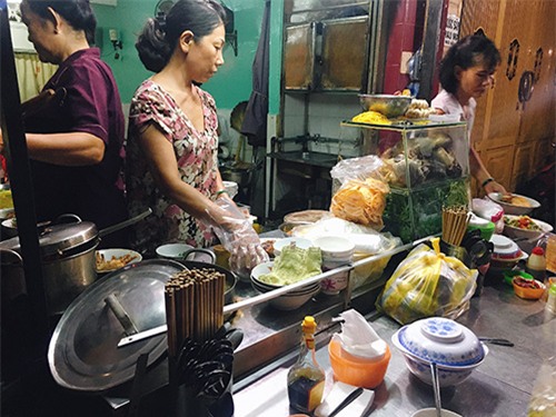 trua nong, di an ngay pho chua xu lang doc nhat vo nhi o sai gon - 1