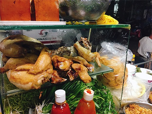 trua nong, di an ngay pho chua xu lang doc nhat vo nhi o sai gon - 3