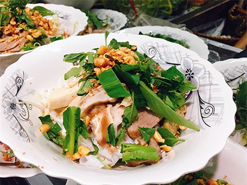 trua nong, di an ngay pho chua xu lang doc nhat vo nhi o sai gon - 4