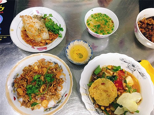 trua nong, di an ngay pho chua xu lang doc nhat vo nhi o sai gon - 10