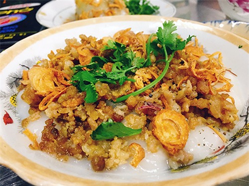 trua nong, di an ngay pho chua xu lang doc nhat vo nhi o sai gon - 9