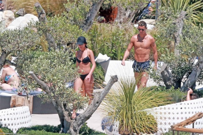 Ronaldo va ban gai nong bong trong ky nghi ngan ngay hinh anh 2