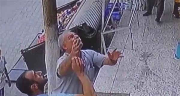 Bé gái thoát chết dù bị ngã từ ban công chung cư nhờ hành động giải cứu thông minh của những người qua đường - Ảnh 2.